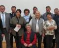 Bild: rha
Vorsitzende Cornelia Ruppert und Bürgermeister Hans-Martin Schertl (beide links) danken den Vereinsjubilaren für ihre Treue (von links): Eckhard Paris, Alexandra Bär, Christine Schmutzer, Theresia Rohe (sitzend), Roland Roth, Anton Kederer, Robert Richter, Elfriede Eschenwecker, Dieter Klose, Johann Maul, Norbert Schertl und Claudia Roth.