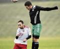 Bild: btg
Der FC Weiden-Ost gewann das Nachholspiel bei Kreisliga-Spitzenreiter SpVgg Vohenstrauß mit 3:2. Julian Weig (rechts), der hier den Luftkampf gegen Sven Krichenbauer gewinnt, erzielte den Siegtreffer.