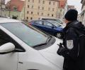 Bild: bl
Eine Mitarbeiterin der Kommunalen Verkehrsüberwachung kontrolliert die Parkscheiben in der Nabburger Altstadt. Ob sich das finanziell für die Stadt lohnt, ist für Bürgermeister Armin Schärtl zweitrangig.