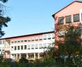 Bild: sm
Die Gemeinde investiert in den kommenden Jahren kräftig ins Schulgebäude der Mittelschule. Unter anderen müssen die 33 Jahre alten Fenster erneuert und die Toiletten saniert werden.
