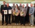 Bild: exb
Der stellvertretende ASP-Vorsitzende Stefan Frank (rechts) gratuliert zusammen mit CSU-Ortsvorsitzendem Patrick Fröhlich (links) und Zweitem Bürgermeister Günter Koller (Zweiter von rechts) Heinrich Zeitler (bester Schütze), Werner Übelacker, Kerstin Übelacker (Schützenliesl), Joachim Jäger und Hermann Förster (Schützenkönig, von links).