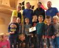 Bild: ads
Die Leiterin der Kindertagesstätte Birgit Kumeth freut sich über die Spende von 250 Euro aus den Händen der Faschingsprinzen blau-gelb mit Lukas Schiffler, Alexander Schuller und Holger Krügelstein (hinten von links).