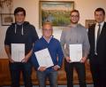 Bild: bnr
Benedikt Kalb (links) und Kilian Kraus (Zweiter von rechts) legten ihre Gesellenprüfung vor die IHK mit sehr gutem Erfolg ab. Seit 30 Jahren ist Anton Ammer (Zweiter von links) der Motor der Jugendarbeit in der Gemeinde. Als Dank und Anerkennung zeichnete sie Bürgermeister Martin Schwandner mit einer Urkunde und einem Geschenk aus.