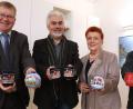 Bild: Wolfgang Steinbacher
Tassen und Kugeln für die Weihnachtsmarkt-Besucher. Oberbürgermeister Michael Cerny, Andreas Raab, Emilie Leithäuser und Peter Harant (von links) präsentieren die Erinnerungsstücke.