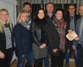 Bild: jr
Die Spendenübergabe mit (von links) Maria Frank, Birgit Gmeiner, Wolfgang Pötzl und stellvertretender Amtsleiterin Yvonne Reitzenstein (alle Finanzamt), Edgar Wenisch und Franziska Walenta (beide "Kopf hoch") sowie Erich Rieß und Personalratsvorsitzendem Gilbert Altmann (beide Finanzamt).