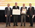 Bild: exb/S. Wawarta
Minister Hubert Aiwanger (links) und Ministerialdirigent Rudolf Escheu (rechts) überreichten Horst Hübner, Leiter Werke (Mitte links) und Geschäftsführer Michael Ascherl (Mitte rechts) stellvertretend für unser Unternehmen die Auszeichnung für den Energiepreis 2018 in der Kategorie „Energieeﬃzienz“.