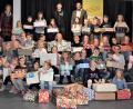 Bild: rgr
Philipp Koch vom Serviceclub "Round Table" (oben, Mitte) nimmt die Weihnachtspäckchen der Grundschulkinder entgegen. Mit auf dem Bild sind Rektor Thomas Schmidt (rechts daneben), Konrektorin Ruth Seitz (links oben) und Sabine Arnold (darunter).