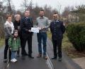 Bild: dtr
Eine Spende von 1500 Euro übergibt Inoplast-Betriebsleiter Alexander Müller an den Vereinsvorsitzender Christian Münchmeier von der Feuerwehr Windischeschenbach.