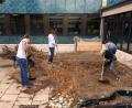 Bild: Mittelschule Schmidgaden
Im Zuge der Offenen Ganztagsschule wird der Schulgarten neu gestaltet. Ein alter Teich wird restauriert, ein Hochbeet wurde angelegt.