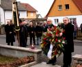 Bild: R. Kreuzer
Ehrenvorsitzender Horst Witzl (rechts) und Stadtrat Norbert Freundorfer legen am Totensonntag einen Kranz am Mahnmal nieder.