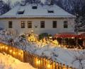 Bild: penh
Der Weihnachtsmarkt beim Forsthaus lockt zum zweiten Advent wieder auf den Mariahilfberg. Fehlt nur noch der Schnee.