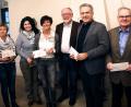 Bild: wro
Anlässlich seines Geburtstags bat Bürgermeister Herbert Bauer (Dritter von rechts) um Geldspenden, die er nun an Sabine Preisinger (Kindergarten), Inge Dick (Grundschule Falkenberg) und Uschi Huber vom Förderzentrum Tirschenreuth (von links) weiterreichte. Umschläge mit Barem erhielten auch Gerhard Pöschl für die Burg und Roland Grillmeier (von rechts) für die "Lebenshilfe".