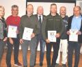 Bild: es
Kreisvorsitzender Manfred Zettl (rechts) und Kreisorganisationsleiter Günter Bogner (Vierter von links) nahmen die Ehrungen vor:
von links: Sekretärin Monika Müller, Wolfgang Nurtsch, Hermann Böhm, Mario Kurzawa, Jürgen Janku und Thomas Eckstein.