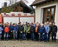 Bild: bas
Die Freudenberger Wandergruppe übereicht Teamleiter Tobias Hirn (rechts) eine Spende von 300 Euro für die Ausbildung und Ausrüstung der First-Responder-Gruppe.