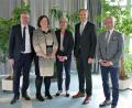 Bild: wbe
Zur Amtseinführung gratulieren Andrea Dechant (Zweite von links) Bürgermeister Michael Göth, Konrektorin Sabine Lubich, Schulrat Stephan Tischer und Personalrat Werner Winter (von links).