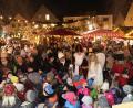 Bild: Gerhard Götz
Das Christkind und der Nikolaus sind umkreist von Kindern und erwachsenen Besuchern. Sie alle waren bei der Eröffnung des Weihnachtsmarktes dabei.