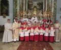 Bild: jzk
Freudige Erwartung verspürten die neuen „Minis“ (vorne), ein wenig Wehmut die ausscheidenden Ministranten (dahinter). Den Aufnahmegottesdienst feiert Stadtpfarrer Konrad Amschl (links) mit Gemeindereferent Jochen Gößl und Pfarrvikar Joseph Meenpuzhackal (von links).