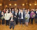 Bild: fppp
Die Jubilare mit Seniorchef Walter Bach (vorne), Dagmar Zauner (links), Betriebsratsvorsitzendem Florian Gelius (rechts) und den Geschäftsführern Christian Schiener, Marcus Bach und Maximilian Freiherr von Waldenfels.