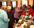 Bild: fvo
Das Frauenbundcafe ist gut besucht. Insgesamt 35 fertige Adventkränze gehen dabei über die "Ladentheke".