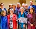 Bild: otj
Irene Fritz (fünfter von rechts), ausgezeichnte Vereinsmitglieder und Gäste aus der Politik freuen sich auf ein weiteres umtriebiges Jahr des Oberpfälzer Kunstvereins. Stefanie Stangl (vorne dritte von links) stellt 2018 die Jahresgabe.