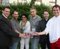 Bild: lg
Bereits in der ersten Saison der Neuinszenierung war Landrat Thomas Ebeling (links) begeistert von „Eisenbarth erleben“ an verschiedenen Spielstätten im Bereich der Altstadt. Mit einigen Akteuren stieß er damals auf ein gutes Gelingen an. Die Hauptrolle verkörperte damals Tobias Ehrenfried, den Taufpfarrer spielte Kaplan Martin Popp (von rechts).