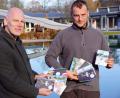 Bild: bkr
Geschäftsleiter Robert Kratzenberg (links) und Bademeister Kai Wolf (rechts) stellen das neue Angebot der Naturerlebnisbad GmbH vor.