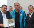 Bild: soj
Im Auftrag des Deutschen Fußballbundes übereichten BLSV-Präsident Jörg Amon (rechts) und Kreisvorsitzender Albert Kellner (rechts) beim Tag des Ehrenamts in Pielenhofen den DFB Sonderpreis mit Uhr an den Vorsitzenden der DJK, Robert Söllner senior.
