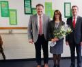 Bild: hmp
Bürgermeister Stefan Braun (links) und Schulrat Gerald Haas überreichen der neuen Schulleiterin Ulrike Hampel-Sperlich Blumen.