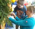 Bild: exb
Jeder Griff sitzt. Barbara Flieger bastelt mit den Kindergartenkinder kunstvolle Weihnachtsgestecke.