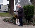 Bild: R. Kreuzer
Die Siedlergemeinschaft Moosfurt legt am Totensonntag am Mahnmal in der Siedleranlage einen Kranz nieder. Helmut Ruhland spricht zu den Anwesenden.