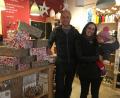 Bild: adj
Jens Simon und Verena Kastner mit Tochter vom Haisl-Verein freuen sich, Kinder zu Weihnachten eine Freude machen zu können.