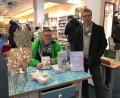 Bild: Kunz
Reinhard Stummreiter hat viel Spaß beim Signieren seines Buches.
