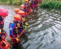 Bild: bgm
Mit der Suchkette suchen Lehrgangsteilnehmer der Wasserwacht in natürlichen Gewässern nach Vermissten. Neoprenanzüge schützen vor der Kälte.