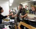 Bild:  Schönberger
Mit viel Spaß bei der Sache. Aussteller und Besucher genießen den Nachtflohmarkt in der Schalterhalle. Im Hof der alten Hauptpost in der Bahnhofstraße wartete wieder ein Truck mit „London Food“.	Bild: Schönberger