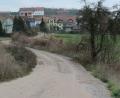 Bild: Köppl
„Am Kalvarienberg“ zwischen den Baugebieten „Am Hütberg“ und „Am Weinberg“ (im Hintergrund) plant der Markt linker Hand des geschotterten Notwegs die Ausweisung eines Baugebiets mit voraussichtlich fünf Bauparzellen.