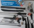 Bild: Polizei
Allerlei Waffen und gefährliche Gegenstände lagen in der Wohnung eines Weideners rum. Die Polizei stellte sie sicher.