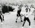 Bild: Gerhard Franz
Beim ersten 24-Stunden-Schwimmen 1986 gibt es ein buntes Beiprogramm mit Tänzerinnen und Sportvorführungen, unter anderem des Kraftsportclubs Amberg.