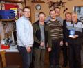 Bild: bkr
Preise für die besten Schützen gibt es nicht., dafür für alle eine Brotzeit und für die Gäste aus Kirchenlaibach ein Erinnerungsgeschenk von Ludwig Melzner: (von links) Martin Schmid, Ludwig Melzner, Reiner Reichenberger, Anton Zembsch, Franz Zetlmeisl und Georg Hösl.