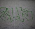 Bild: Polizei Weiden
Mit "SLK" kennzeichnete ein Sprayer seine "Kunstwerke". Wo finden sich noch weitere "SLK"-Schriftzüge im Stadtgebiet? Die Polizei Weiden bittet die Bevölkerung um Hinweise.