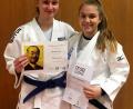 Bild: exb
Jasmin Obergaßner (linnks) und Lena Bernkopf legten eine Ausbildung ab.