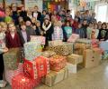 Bild: do
Unser Bild zeigt die spendenfreudigen Schulkinder mit Schulleiterin Gabriele Bodner und Hans Karl (links) mit den vielen großen und kleinen Geschenkpaketen.