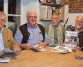 Bild: ü
Die Vorstellung der Publikation „Kalk aus Kirchenthumbach“ findet in der historischen Backstube bei Margit und Martin Kohl statt. Von links: Fritz Fürk, Jürgen Böhme, Kreisheimatpfleger Hannes Oberndorfer, Martin Kohl und Dr. Andreas Peterek.