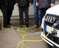 Bild: Gerhard Götz
Naabwiesenparkhaus: Wiederinbetriebnahme der Stromtankstelle. Bild: Götz