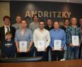 Bild: jr
Zahlreiche Mitarbeiter würdigte die Firma Andritzky. Im Bild (von links) Firmenchef Peter Andritzky mit Sohn Leo, Christian Neumann, Stefan Gabert, Klaus Sommer, Christian Werner, Klaus Zandt, Robert Müller, Thomas Haberkorn, Roland Andritzky, Peter Biersack von der Handwerkskammer Niederbayern/Oberpfalz und Jürgen Schöffel.