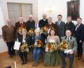 Bild: Gabi Schönberger
Das Ehrenzeichen des Ministerpräsidenten erhalten (sitzend, von links) Ingeborg Lebegern, Cornelia Wenzl,. Ulrike Guttenberger, Reinhold Baier, Harald Frischholz (stehend, Zweiter von links), Alfred Weiß (stehend, Vierter von links) und Alfred Popp (stehend, Fünfter von rechts).