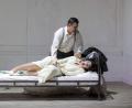 Bild: Winfried Hösl
In der minimalistischen Inszenierung kommen Sänger und innere Figurendramaturgie bestens zur Wirkung. In den Hauptrollen Anja Hateros (Desdemona) und Jonas Kaufmann (Otello).