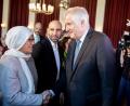Bild: Kay Nietfeld/dpa
Horst Seehofer begrüßt Ayten Kilicarslan (links) und Ahmad Mansour zu Beginn der Auftaktveranstaltung zur vierten Islamkonferenz.