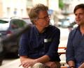 Bild: exb/Bayerischer Rundfunk
Produzent Ingo Fliess (links) und Regisseur Oliver Haffner stellten sich für einen Fernsehbeitrag den Fragen des BR-Teams. Hier sind sie vor der Münchener Kneipe „Korner“ zu sehen.
