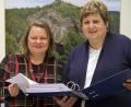Bild: nm
Neue Gesichter im Rathaus: Diana Kraus (links) und Margit Frauenreuther werden in der Bürgerversammlung als neue Mitarbeiterinnen vorgestellt. In ihren Händen liegt die Geschäftsleitung beziehungsweise die Kämmerei.