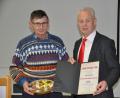 Bild: ak
An seinen Vorgänger Josef Moller überreicht Vorsitzender Alfred Schuster (von links) die Ernennungsurkunde zum Ehrenvorsitzenden des Fördervereins.